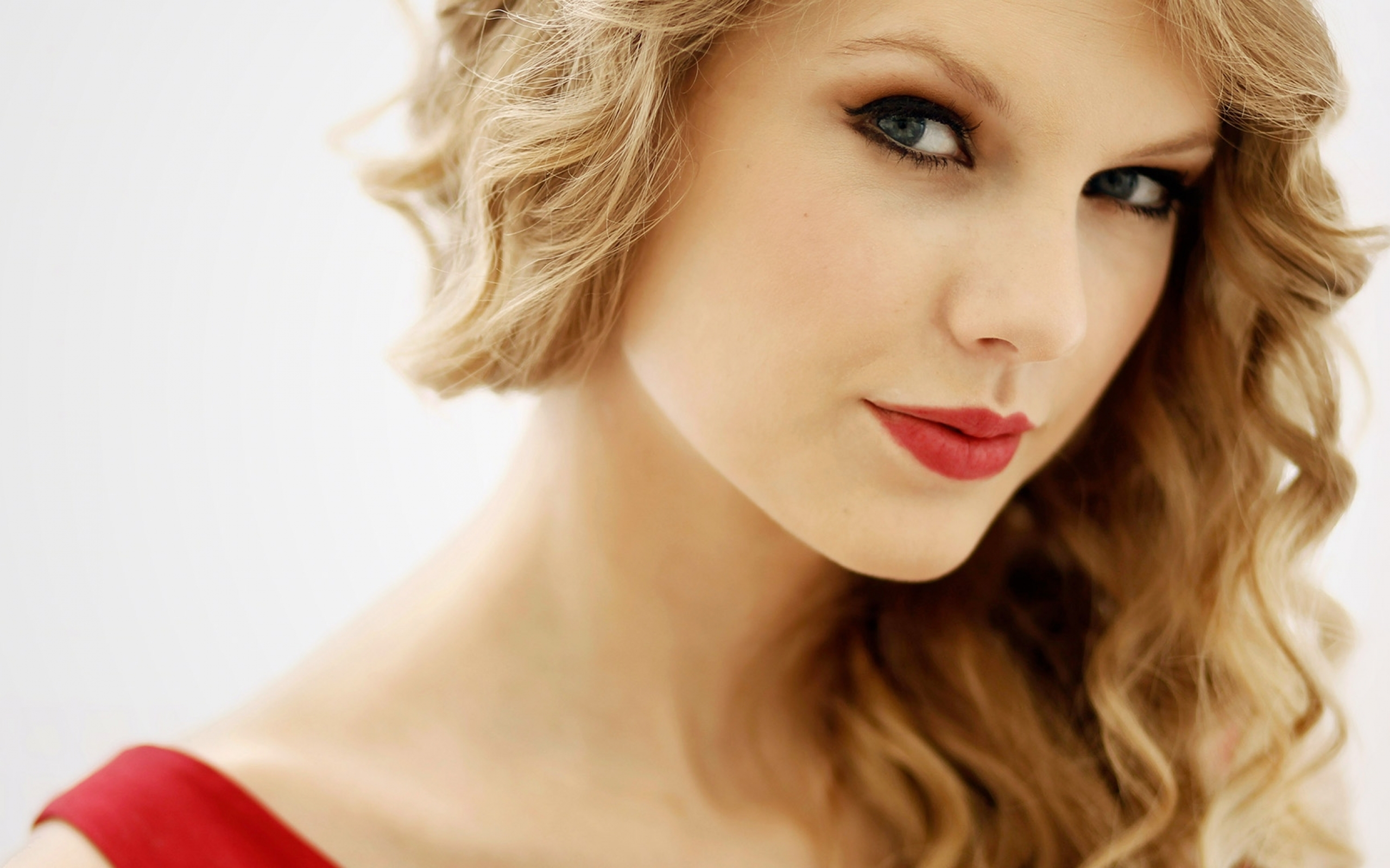 blondes_women_taylor_swift_celebrity_singers_faces_white_background_red_lips_1920x1080_wallpaper_Wallpaper_2560x1600_www.wallpaperswa.com